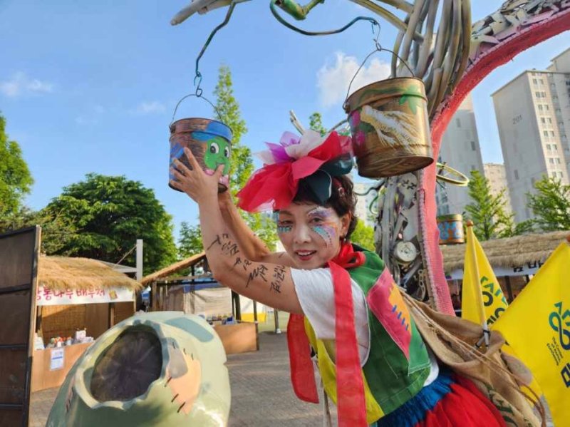 24회 음성품바축제 '나만의 인생샷' 사진 공모전 동상작 장가용씨의 '사랑의 깡통따기'.(음성군 제공)2023.7.5/뉴스1