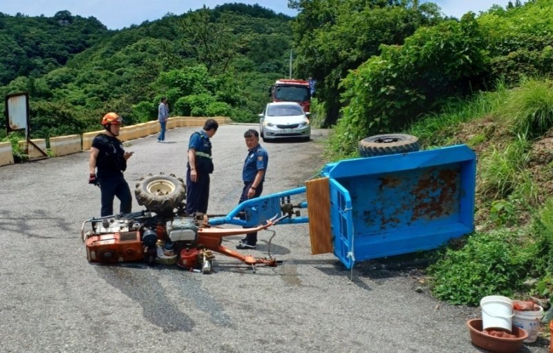 3일 낮 12시39분쯤 전남 여수시 돌산읍 한 농로에서 경운기가 전복돼 경찰과 소방당국이 현장 수습을 하고 있다.(여수소방서 제공)2023.7.3/뉴스1 ⓒ News1 김동수 기자