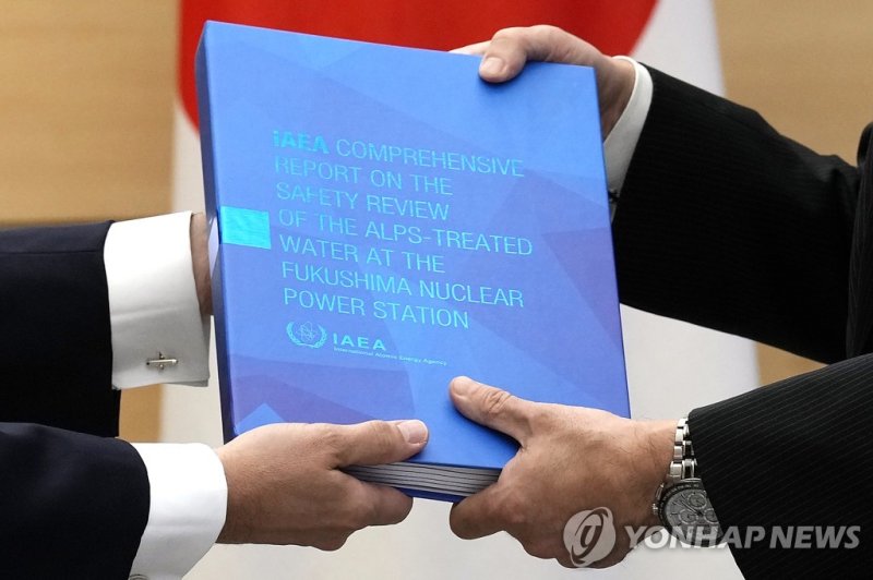 기시다 日총리에 오염수 종합보고서 전달하는 IAEA 사무총장 (출처=연합뉴스)