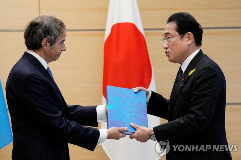 기시다 日총리에 오염수 종합보고서 전달하는 IAEA 사무총장 기시다 日총리에 오염수 종합보고서 전달하는 IAEA 사무총장 (도쿄 로이터=연합뉴스) 라파엘 그로시 국제원자력기구(IAEA) 사무총장(왼쪽)이 4일 일본 도쿄에서 기시다 후미오 총리를 만나 후쿠시마 제1원자력발전소 오염수의 해양 방류 계획에 관한 종합보고서를 전달하고 있다. 2023.07.04 yerin4712@yna.co.kr (끝)