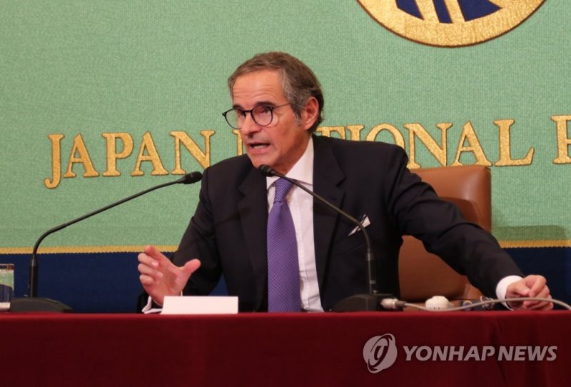 IAEA 사무총장 "日오염수 방류계획, 안전 기준 부합" IAEA 사무총장 "日오염수 방류계획, 안전 기준 부합" (도쿄=연합뉴스) 박상현 특파원 = 라파엘 그로시 국제원자력기구(IAEA) 사무총장이 4일 도쿄 일본기자클럽에서 열린 기자회견에서 일본 정부의 후쿠시마 제1원자력발전소 오염수 방류 계획은 과학적으로 신뢰할 만하다고 말하고 있다. 2023.7.4 psh59@yna.co.kr (끝)
