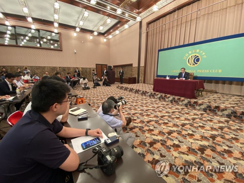 IAEA 사무총장 "日오염수 방류계획, 안전 기준 부합" IAEA 사무총장 "日오염수 방류계획, 안전 기준 부합" (도쿄=연합뉴스) 박상현 특파원 = 라파엘 그로시 국제원자력기구(IAEA) 사무총장이 4일 도쿄 일본기자클럽에서 열린 기자회견에서 일본 정부의 후쿠시마 제1원자력발전소 오염수 방류 계획은 과학적으로 신뢰할 만하다고 말하고 있다. 2023.7.4 psh59@yna.co.kr (끝)