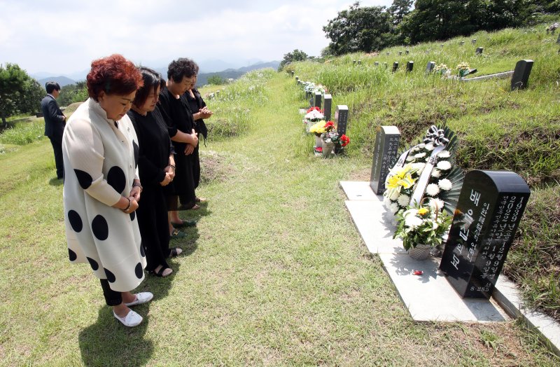 5일 오후 광주 북구 망월동 민족민주열사 묘역 8묘원에서 배은심 여사를 추모하기 위한 추모객들이 묵념하고 있다. 2023.7.5/뉴스1 ⓒ News1 김태성 기자