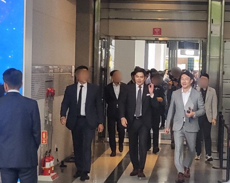 [서울=뉴시스] 박미선 기자=신세계그룹이 계열사와 대외 협력을 통해 멤버십 확장에 본격적으로 나섰다. SSG닷컴과 G마켓 연계 물류 강화, 토스와의 협업 등이 눈길을 끈다. 사진은 지난달 8일 정용진 신세계 부회장이 서울 강남구 삼성동 코엑스에서 열린 '신세계 유니버스 페스티벌'에 방문하는 모습. 2023.06.08 only@newsis.com *재판매 및 DB 금지