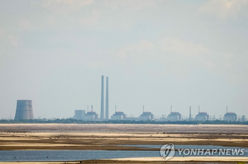 드니프로 강 건너에서 바라본 자포리자 원자력 발전소 A view shows Zaporizhzhia Nuclear Power Plant from the bank of Kakhovka Reservoir near the town of Nikopol after the Nova Kakhovka dam breached, amid Russia's attack on Ukraine, in Dnipropetrovsk region, Ukraine June 16, 2023. REUTERS/Alina Smutko