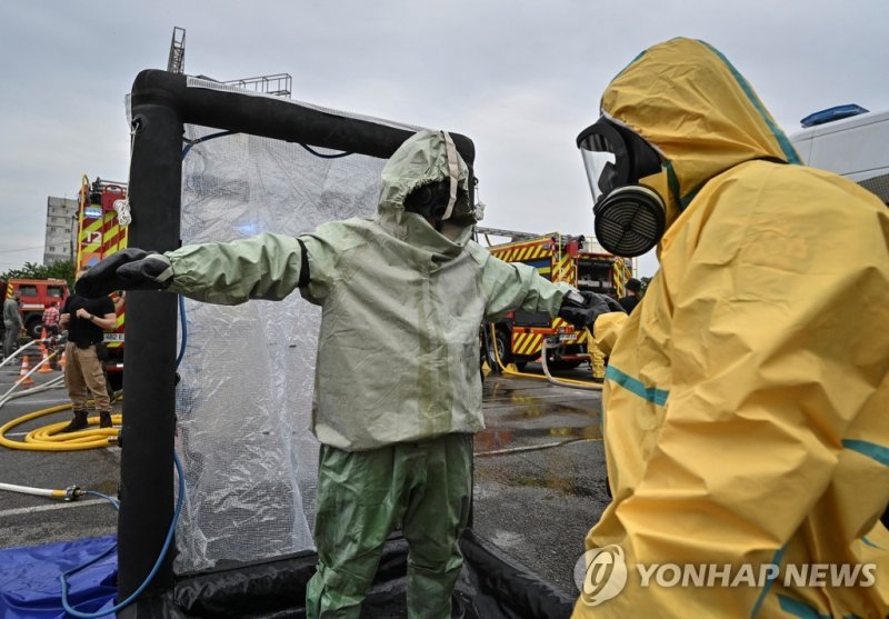 자포리자 원전 비상상황에 대비해 방사능 오염 제거 훈련을 진행하는 우크라이나 구조대원들 Rescues and police officers attend anti-radiation drills for case of an emergency situation at Zaporizhzhia Nuclear Power Plant, amid Russia's attack on Ukraine, in Zaporizhzhia, Ukraine June 29, 2023. REUTERS/Stringer