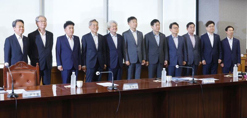 5일 서울 중구 전국은행연합회에서 열린 은행지주회장 간담회에서 진옥동 신한금융지주 회장(왼쪽부터)과 임종룡 우리금융그룹 회장, 함영주 하나금융지주 회장, 윤종규 KB금융지주 회장, 김태오 DGB금융지주 회장, 이복현 금융감독원장, 김주현 금융위원회 위원장, 김광수 은행연합회 회장, 김기홍 JB금융지주 회장, 빈대인 BNK금융지주 회장, 김익수 NH금융지주 부사장이 기념 촬영을 하고 있다. 사진=박범준 기자