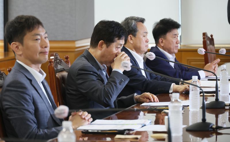 김주현 금융위원회 위원장이 5일 오전 서울 중구 전국은행연합회에서 열린 은행지주회장 간담회에서 모두발언을 마친 뒤 물을 마시고 있다. 사진=박범준 기자