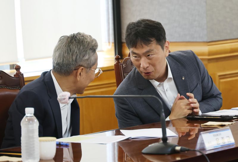 이복현 금융감독원장이 5일 서울 중구 전국은행연합회에서 열린 은행지주회장 간담회에서 윤종규 KB금융지주회장과 이야기를 하고 있다. 사진=박범준 기자