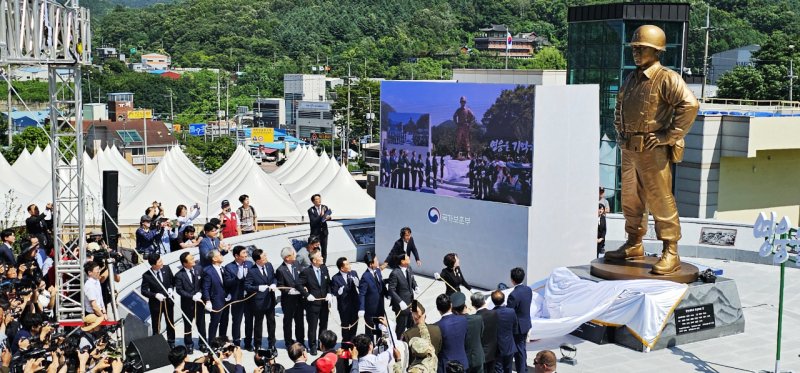 "후퇴하면 나부터 쏴라"..'전쟁영웅 백선엽' 다부동에 우뚝서다