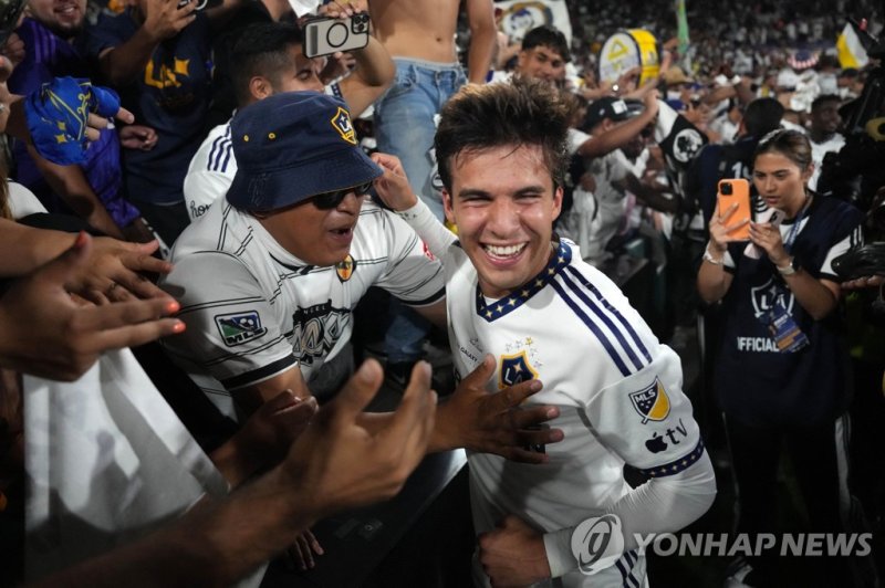 결승골 주인공 푸치 Jul 4, 2023; Los Angeles, California, USA; LA Galaxy midfielder Riqui Puig (6) celebrates with fans after the game against the LAFC at the Rose Bowl. Mandatory Credit: Kirby Lee-USA TODAY Sports