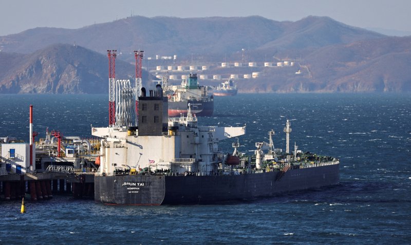 지난해 12월 4일 러시아 연해주 나홋카만의 코즈미노 석유 터미널에 촬영된 유조선.로이터연합뉴스
