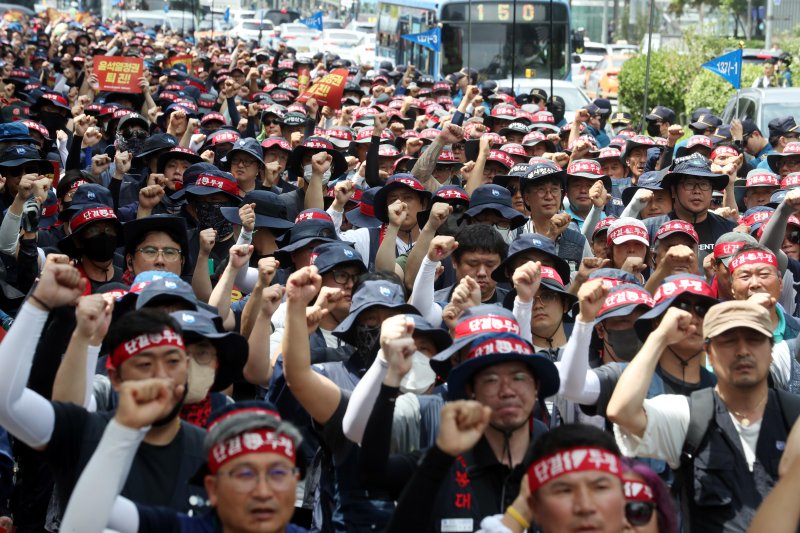 [서울=뉴시스] 조성봉 기자= 5일 오후 서울 서대문구 경찰청 앞에서 열린 ‘노동·민생·민주·평화 파괴 윤석열 정권 퇴진! 민주노총 세종·충남본부, 서울지역본부 총파업 결의대회에서 참가자들이 구호를 외치고 있다. 2023.07.05. suncho21@newsis.com /사진=뉴시스