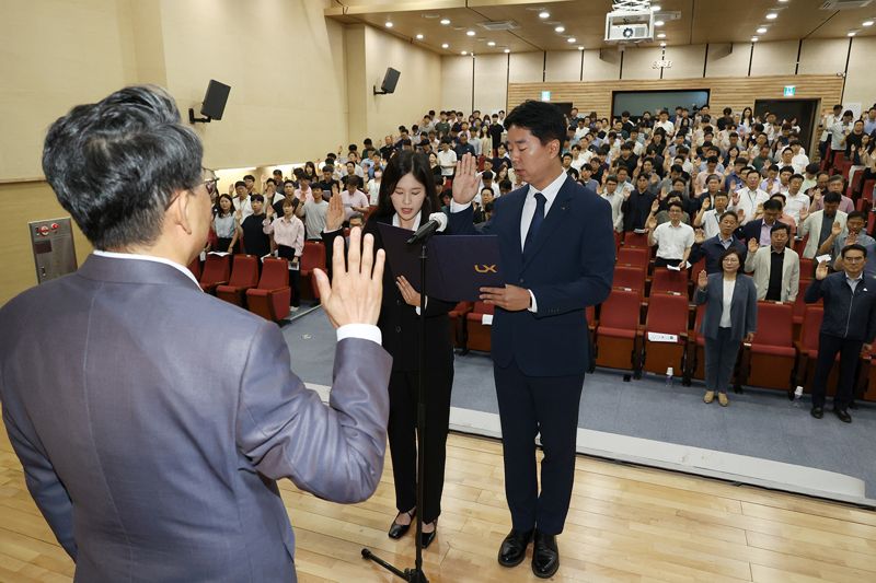 5일 LX공사 전주 본사에서 열린 ‘윤리헌장 선포식’에서 김정렬 사장을 비롯한 임직원들이 윤리헌장 선서를 하고 있다. LX공사 제공