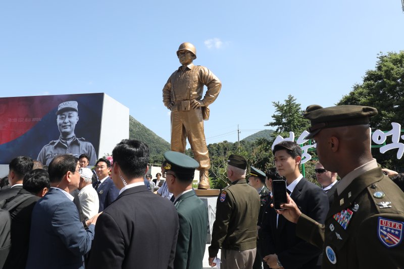 6·25전쟁 정전 70주년과 백선엽 장군 3주기를 맞아 고(故) 백선엽 장군(1920~2020) 동상 제막식이 2023년 7월 5일 오후 경북 칠곡군 다부동전적기념관에서 열렸다. 제막식을 찾은 시민들이 백 장군 동상을 살펴보고 있다. 동상은 약 2분 주기로 360도를 한 바퀴 도는 회전형으로 만들어졌다. 사진=뉴스1