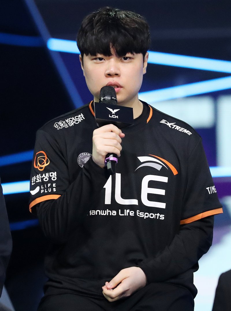 한화생명 e스포츠의 '클리드' 김태민이 1일 서울 종로구 롤파크에서 열린 2023 리그 오브 레전드 챔피언스 코리아(LCK) 서머 미디어데이에 참석해 취재진의 질문에 답변하고 있다. 2022.6.1/뉴스1 ⓒ News1 김진환 기자