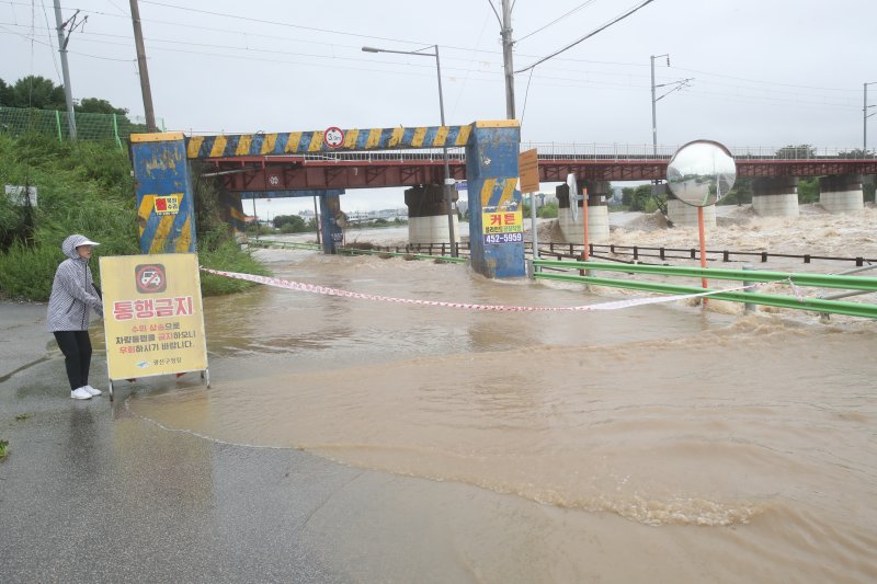 밤 사이 내린 폭우로 지난달 28일 광주시 광산구 광신대교 밑 도로가 침수돼 통제되고 있다. 사진=뉴스1