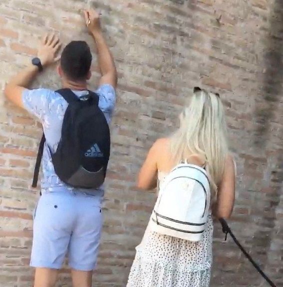 지난달 23일 이탈리아 로마의 콜로세움에 자신과 여자친구 이름 새기는 영국인 관광객 이반 디미트로프.