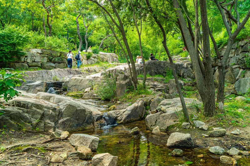 서울 종로 수성동계곡. 바위에 걸터앉아 발을 담가보는 것은 어떨까. 한국관광공사 제공