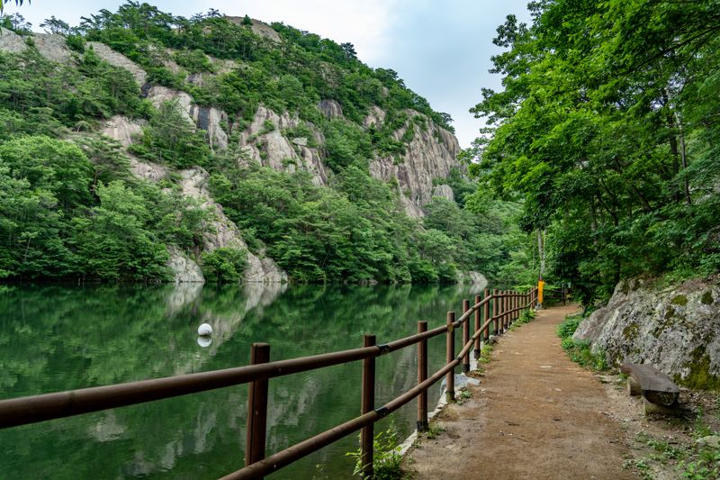 물에 반영된 산을 곁에 두고 걷는 전북 부안 변산반도국립공원 내 봉래구곡 / 한국관광공사 제공