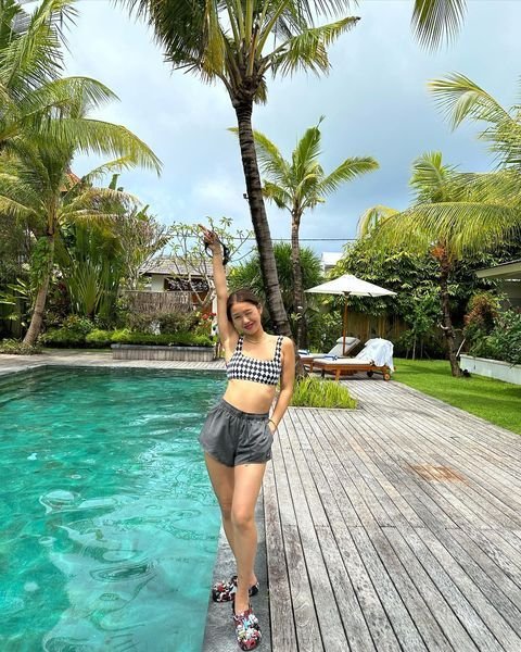 비키니 입고 늘씬한 몸매 뽐낸 오마이걸 미미