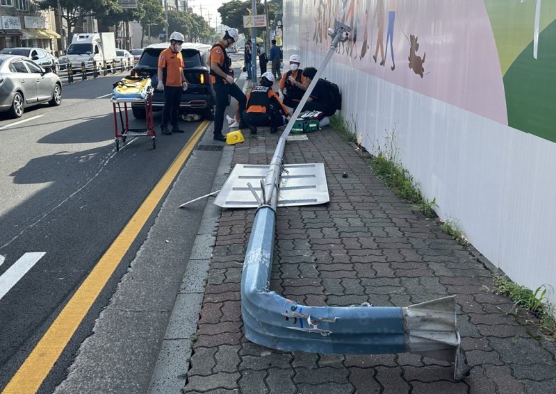 6일 제주지방법원 사거리 교통사고 현장/사진=제주소방서 제공,연합뉴스