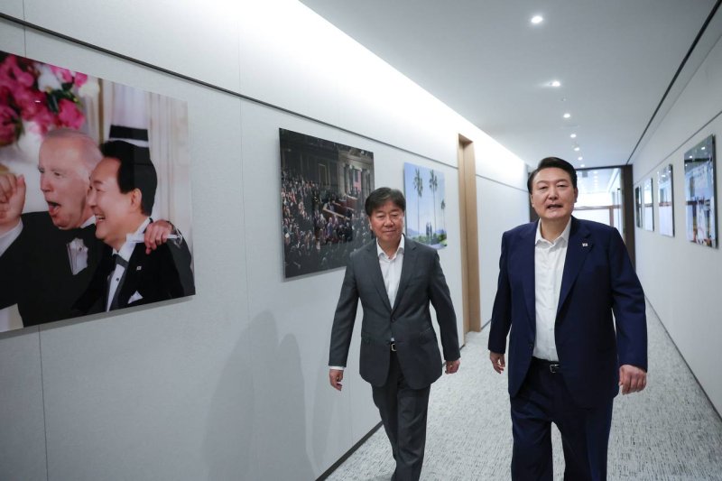 윤석열 대통령과 김대기 당시 대통령비서실장이 지난 2023년 7월 6일 집무실 복도를 걷는 모습. 사진=대통령실