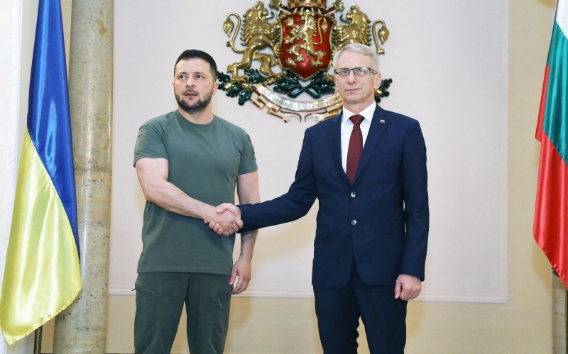 Bulgarian Prime Minister Nikolai Denkov welcomes Ukraine's President Volodymyr Zelenskiy at the Bulgarian government building in Sofia, Bulgaria, July 6, 2023. Bulgarian Government/Handout via REUTERS ATTENTION EDITORS - THIS IMAGE WAS PROVIDED BY A THIRD PARTY. 뉴스1