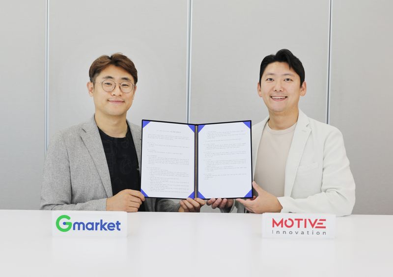 김영목 G마켓 해외직구 팀장(왼쪽)과 채희웅 모티브이노베이션 대표가 판매고객의 마케팅 지원을 위한 업무협약 체결 후 기념사진을 촬영하고 있다. /사진=G마켓