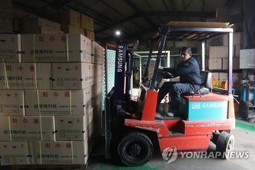 공장에서 일하는 외국인 근로자 [연합뉴스 자료사진]
