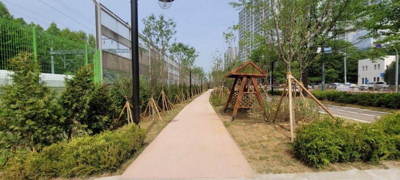 철로 주변에서 장기간 방치됐다가 휴게공간으로 탈바꿈한 일산역 인근 모습 [고양시 제공, 재판매 및 DB 금지]