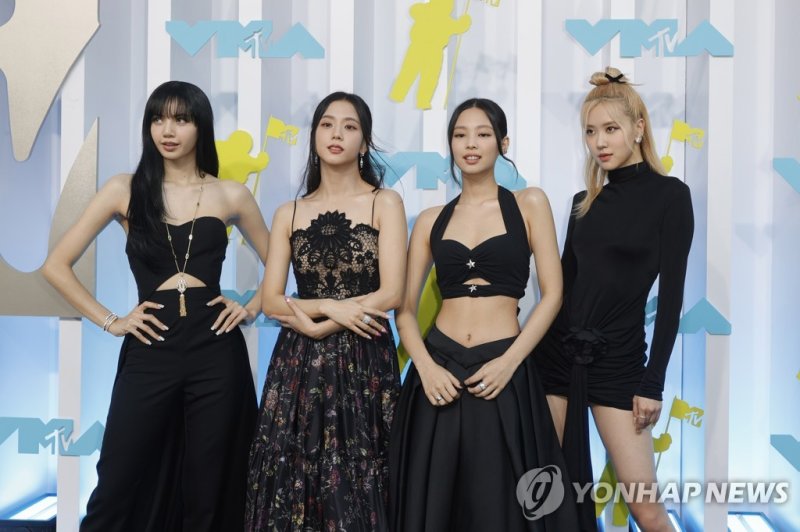 epa10144425 (L-R) Lisa, Jisoo, Jennie, and Rose of BLACKPINK pose on the red carpet at the MTV Video Music Awards at the Prudential Center in Newark, New Jersey, USA, 28 August 2022. The MTV VMAs honor the best music videos of the year. EPA/JASON SZENES