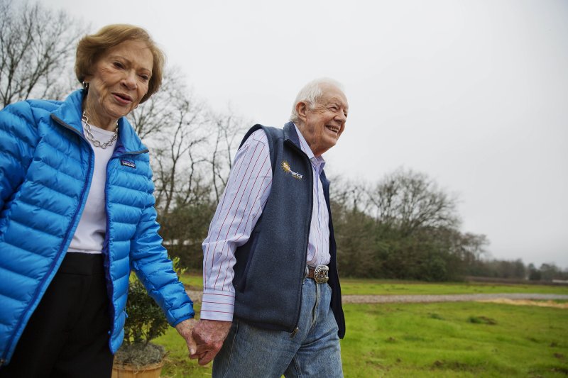 지미 카터(오른쪽) 미국 전 대통령과 로절린 카터 여사가 7일(현지시간) 결혼 77주년을 맞았다. 카터 부부가 2017년 2월 8일 조지아주 플레인스 자택 앞에서 손을 잡고 걷고 있다. AP연합