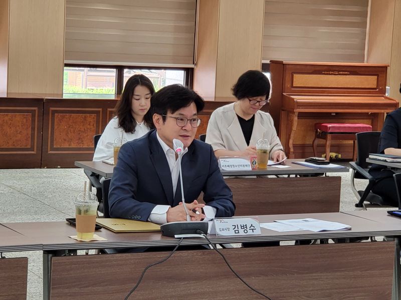 김병수 김포시장이 7일 시청 본관 3층 참여실에서 진행된 '이주배경청소년 지원 지역자원 연계사업 업무협약식'에서 발언하고 있다. 사잔=독자제공