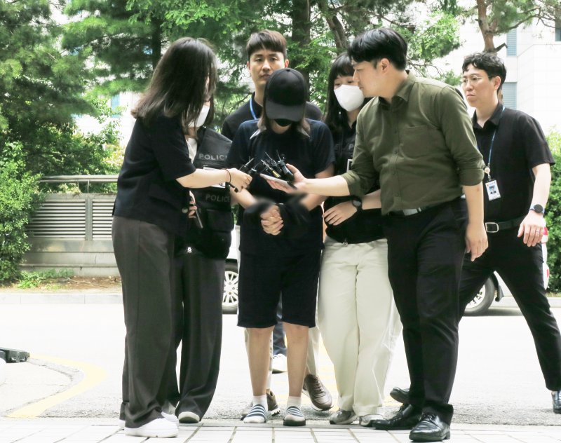 [인천=뉴시스] 김동영 기자 = 생후 1주일된 딸을 경기 김포시 한 텃밭에 암매장한 혐의를 받는 40대 친모가 7일 오후 구속 전 피의자 심문(영장실질심사)을 받기 위해 인천 미추홀구 인천지법 심사장으로 들어가고 있다. 2023.7.7. dy0121@newsis.com