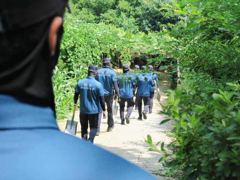 [인천=뉴시스] 김동영 기자 = 인천경찰이 6일 오전 경기 김포 대곶면 한 텃밭에서 인천 출생 미신고 영아 시신을 찾기 위해 이동하고 있다. 경찰은 이 텃밭에 영아의 친모가 시신을 암매장한 것으로 보고 있다. 출생 미신고의 친모는 지난 2016년 8월7일 출생한 딸이 다음날 숨지자 장례 절차 없이 경기 김포시 한 텃밭에 매장한 혐의(사체유기)를 받고 있다. 2023.7.6. dy0121@newsis.com