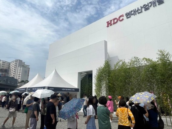 [춘천 레이크시티 아이파크 견본주택을 찾은 방문객들]