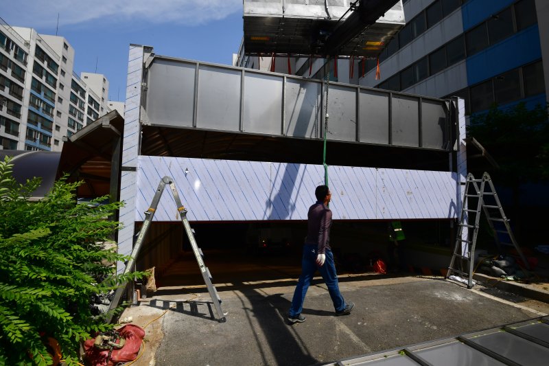8일 오후 경북 포항시 남구 인덕동에 있는 한 아파트 지하주차장에서 폭우 등에 대비한 차수판이 설치되고 있다. 이 아파트에서는 지난해 9월 태풍 힌남노 때 냉천 범람으로 지하 주차장이 침수되면서 주민 7명이 숨졌다. 2023.6.8/뉴스1 ⓒ News1 최창호 기자
