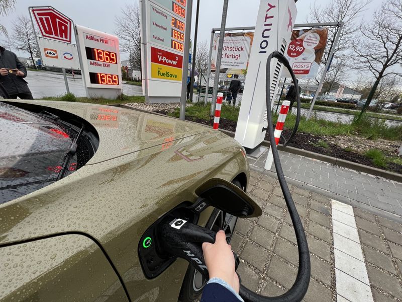 독일 급속충전소 아이오니티에서 아우디 전기차 RS e트론 GT를 충전하고 있다. 잉골슈타트(독일)=최종근 기자