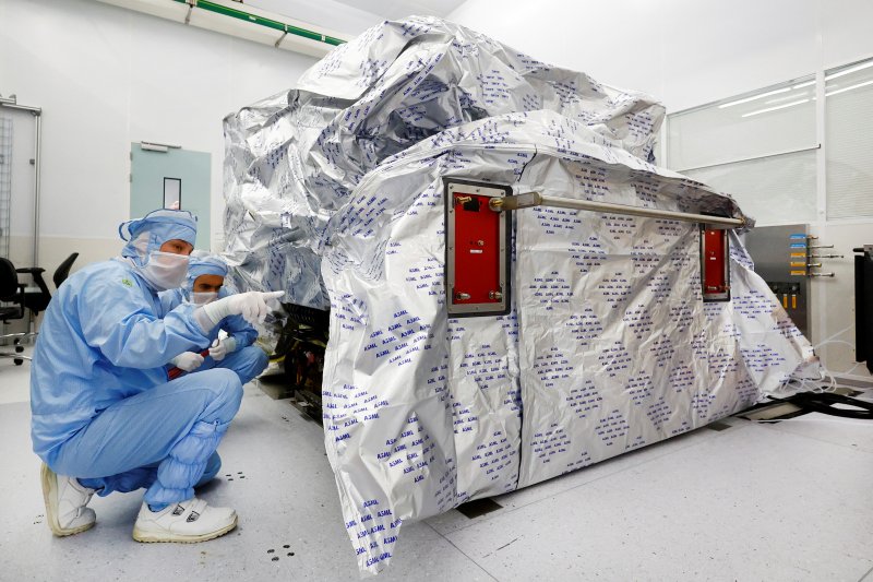 지난해 6월 16일 네덜란드 노르트브라반트주 펠트호번의 ASML 사옥에서 조립 기술자들이 반도체 제작을 위한 심자외선(DUV) 노광장비를 검사하고 있다.로이터뉴스1