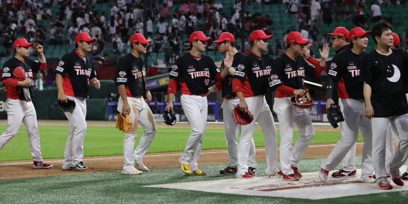 6일 오후 인천 미추홀구 SSG 랜더스 필드에서 열린 '2023 신한 SOL KBO리그 KIA 타이거즈와 SSG 랜더스'의 경기에서 7대6 승리를 거둔 KIA 김종국 감독과 선수들이 기뻐하고 있다. 2023.7.6/뉴스1 ⓒ News1 김민지 기자