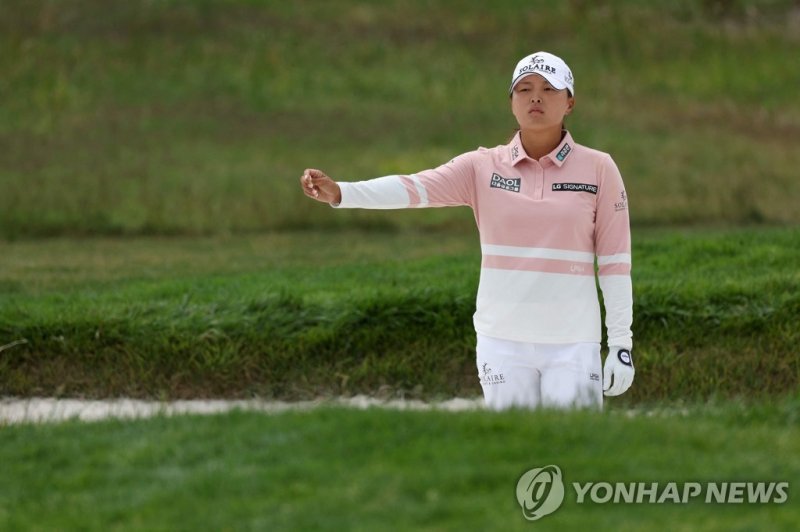 고진영 PEBBLE BEACH, CALIFORNIA - JULY 07: Jin Young Ko of South Korea prepares to play a shot on the second hole during the second round of the 78th U.S. Women's Open at Pebble Beach Golf Links on July 07, 2023 in Pebble Beach, California. Harry How/Getty Images/AFP (Photo by Harry How / GETTY IMAGES 