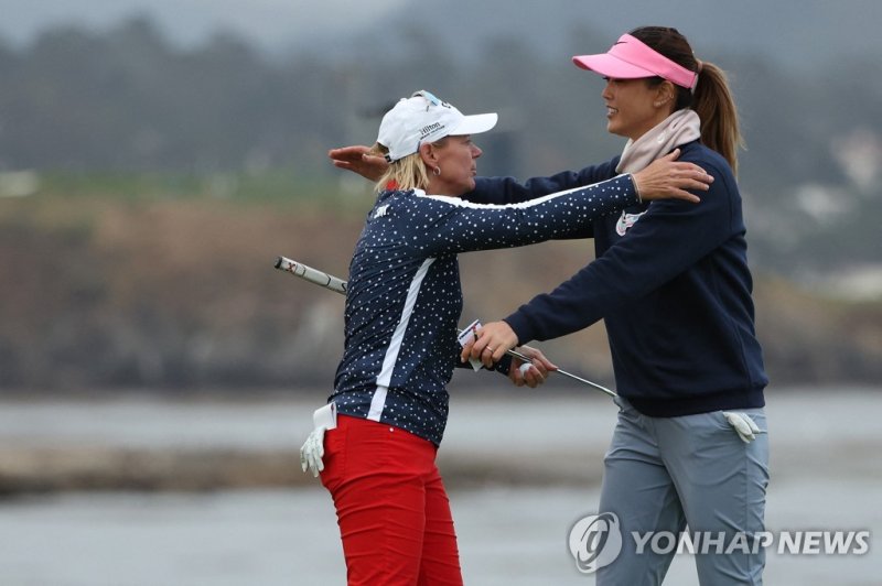 한 조로 경기한 소렌스탐(왼쪽)과 위 웨스트 PEBBLE BEACH, CALIFORNIA - JULY 07: (L-R) Annika Sorenstam of Sweden and Michelle Wie West of the United States hug on the 18th green during the second round of the 78th U.S. Women's Open at Pebble Beach Golf Links on July 07, 2023 in Pebble Beach, California. Ezra Shaw/Gett