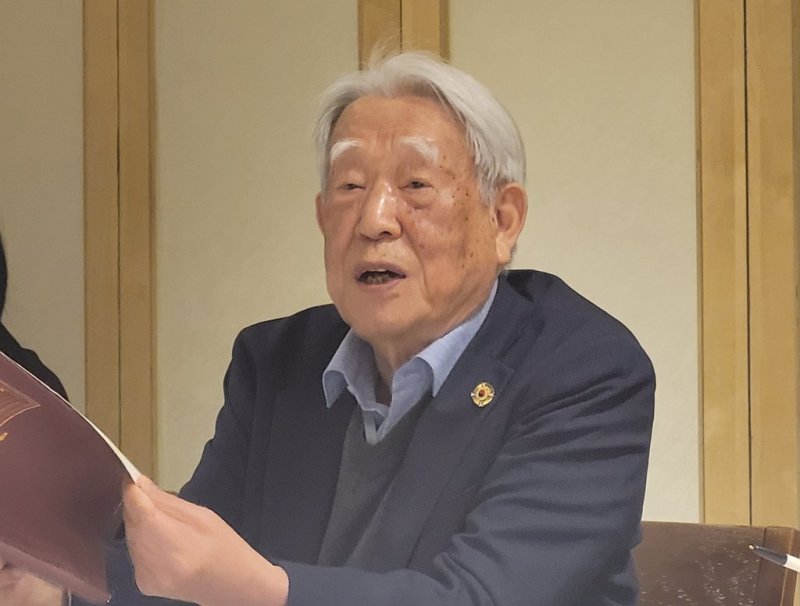 7·4 남북공동성명 당시 중정 제9국장(북한국장)이었던 강인덕 전 통일부 장관 취재진 질문에 답하는 강인덕 전 통일부 장관 (서울=연합뉴스) 하채림 기자 = 김대중 정부의 초대 통일부 장관을 지낸 강인덕 전 장관이 18일 서울 모처에서 열린 회고록 출간 언론 간담회에서 취재진의 질문에 답하고 있다. 2023.4.18 tree@yna.co.kr (끝)