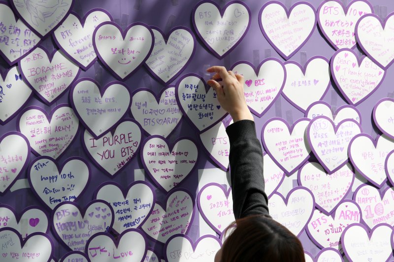 [서울=뉴시스] 조성우 기자 = 그룹 방탄소년단(BTS) 데뷔 10주년 기념 '2023 BTS 페스타'가 열린 17일 오후 서울 영등포구 여의도 한강공원 행사장 부스에 세계 각국 팬들의 축하 문구가 적힌 카드가 붙어있다. 2023.06.17. xconfind@newsis.com