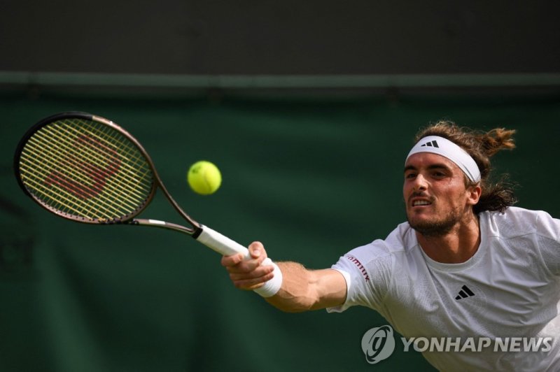 치치파스 TOPSHOT - Greece's Stefanos Tsitsipas returns the ball to Serbia's Laslo Djere during their men's singles tennis match on the sixth day of the 2023 Wimbledon Championships at The All England Tennis Club in Wimbledon, southwest London, on July 8, 2023. (Photo by Daniel LEAL / AFP) / RESTRICTED T