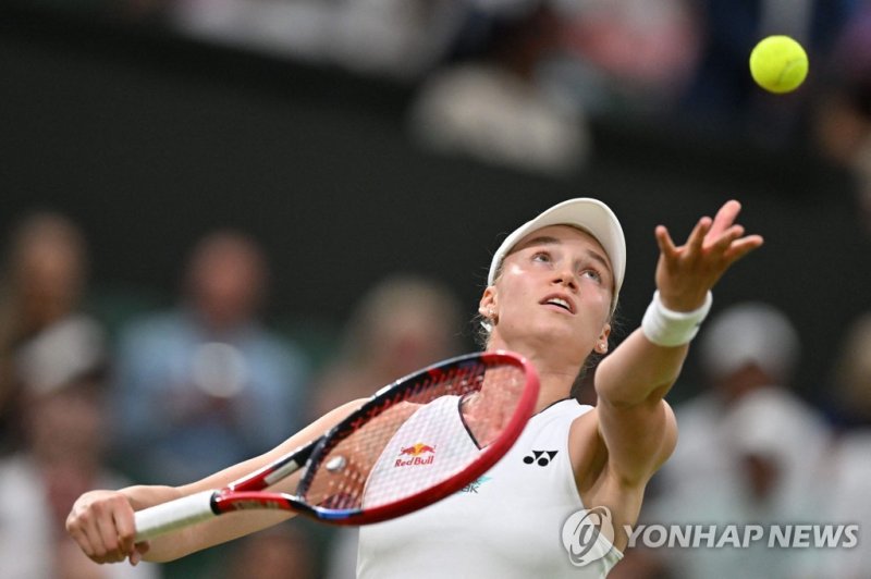 리바키나 Kazakhstan's Elena Rybakina tosses the ball to serve to Britain's Katie Boulter during their women's singles tennis match on the sixth day of the 2023 Wimbledon Championships at The All England Tennis Club in Wimbledon, southwest London, on July 8, 2023. (Photo by Glyn KIRK / AFP) / RESTRICTED 