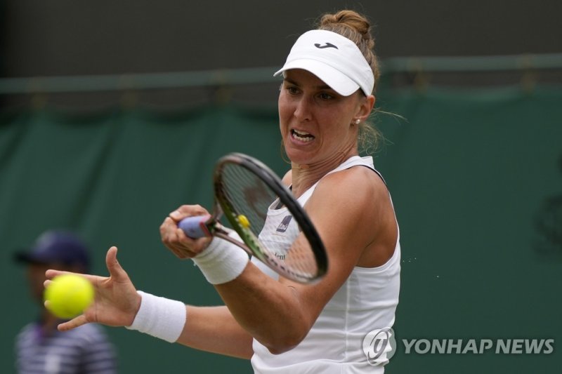 아다드 마이아 Brazil's Beatriz Haddad Maia returns to Romania's Sorana Cirstea in a women's singles match on day six of the Wimbledon tennis championships in London, Saturday, July 8, 2023. (AP Photo/Alastair Grant)