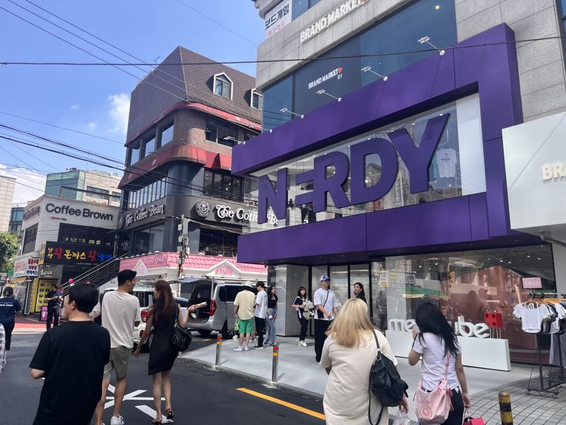 지난 7일 오후 홍대입구역 9번 출구 앞에 위치한 메디큐브 에이지알과 널디 팝업스토어 앞이 오가는 사람들로 붐비고 있다. 사진=정상희 기자