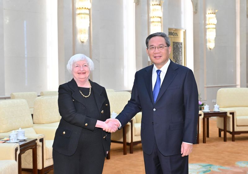 재닛 옐런 미국 재무장관(왼쪽)이 지난 7일 중국 베이징에서 리창 총리와 기념 촬영을 하고 있다. 사진=중국중앙인민정부 홈페이지 캡처.